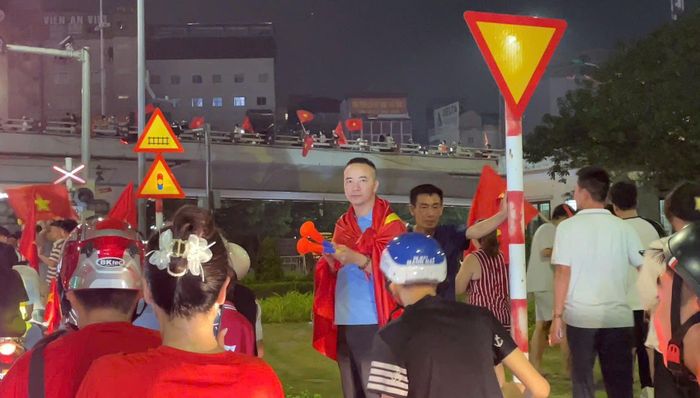 Niềm vui chiến thắng được lan tỏa giữa những người hâm mộ xa lạ nhưng chung tình yêu bóng đá.