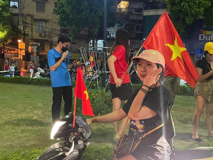 Cờ đỏ sao vàng phủ kín dòng người trong đêm ăn mừng chiến thắng.