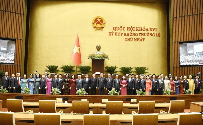 Đoàn Đại biểu tỉnh Bắc Ninh chụp ảnh lưu niệm cùng lãnh đạo Đảng và Nhà nước tại phiên bế mạc kỳ họp không thường lệ thứ nhất, Quốc hội khoá XVI