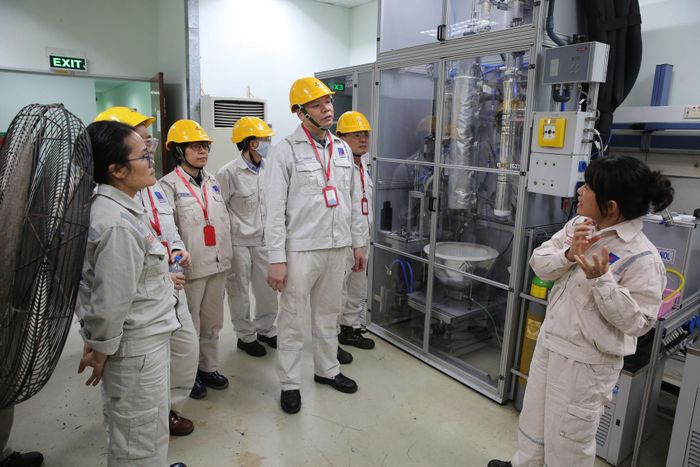 Đoàn công tác khảo sát phòng Thí nghiệm