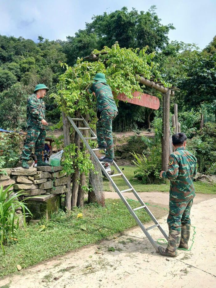 Bộ đội cùng người dân trang hoàng bản làng.