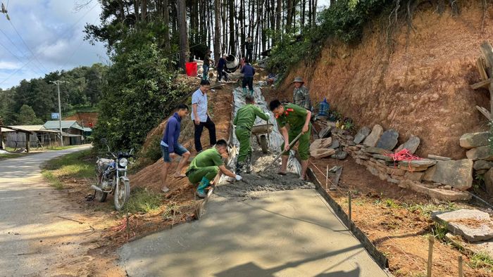 Lực lượng công an chung tay cùng người dân chuẩn bị cho sự kiện.