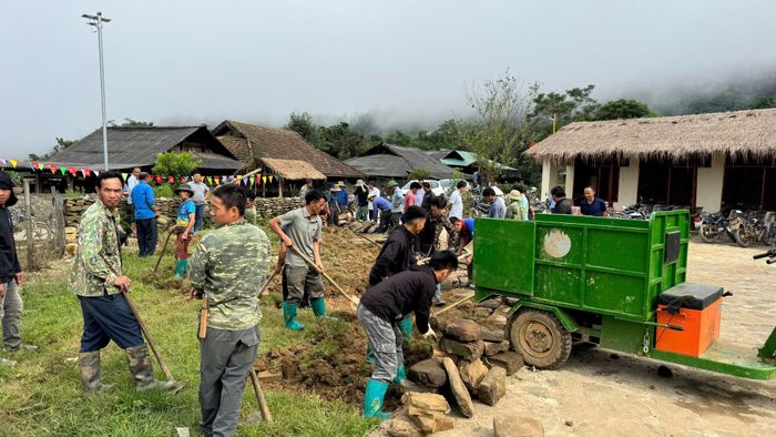 Công tác chuẩn bị cho hoạt động văn hóa - thể thao tại Bản Tìa Ló
