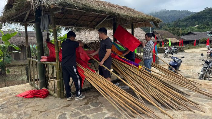 Cờ phướn trang trí được chuẩn bị