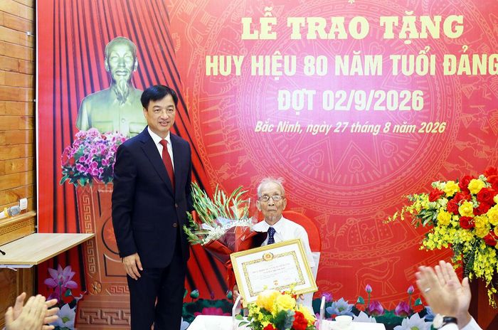 Trưởng Ban Tổ chức Trung ương Nguyễn Duy Ngọc trao tặng Huy hiệu 80 năm tuổi Đảng và tặng hoa chúc mừng đồng chí Nguyễn Thanh Mậu