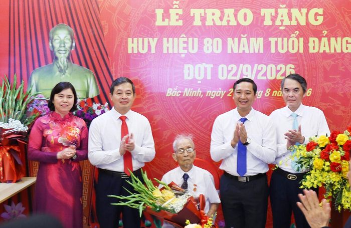 Các đồng chí lãnh đạo tỉnh Bắc Ninh tặng hoa chúc mừng đảng viên Nguyễn Thanh Mậu.