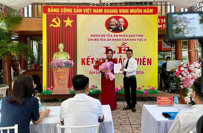 Đồng chí Lê Xuân Hiếu, Phó Bí thư Chi bộ, Phó Chánh án TAND khu vực 6 - Sơn La công bố quyết định cho đồng chí Vũ Thị Hồng Nhung.