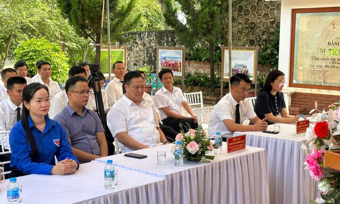 Các đại biểu tham dự buổi lễ.