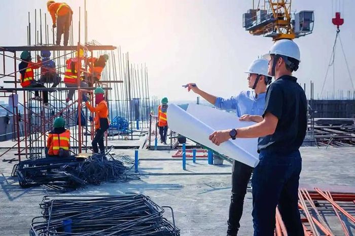 Theo khoản 2 và khoản 5 Điều 86 Luật Xây dựng số 135/2025/QH15, hợp đồng xây dựng có thể xác định trách nhiệm bồi thường thiệt hại và phương thức giải quyết tranh chấp. Nghị định 210/2026/NĐ-CP hướng dẫn cụ thể việc lựa chọn, áp dụng các cơ chế giải quyết tranh chấp, trong đó có Ban xử lý tranh chấp.
