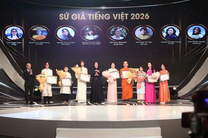 Thứ trưởng Lê Thị Thu Hằng trao danh hiệu “Sứ giả tiếng Việt ở nước ngoài” năm 2026 cho 8 cá nhân tiêu biểu.