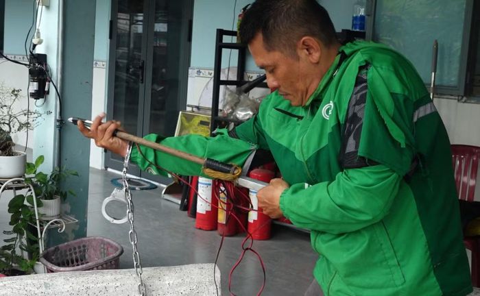 Phan Văn Lộc thao tác lại cách sử dụng súng tự chế để đi trộm chó.