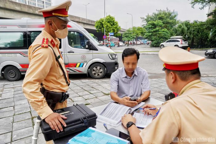 CSGT Hà Nội làm việc, lập biên bản xử phạt một tài xế xe khách vi phạm.