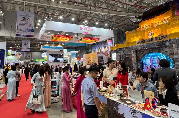 Hội chợ thu hút đông đảo du khách tham quan, kết nối và giao thương.