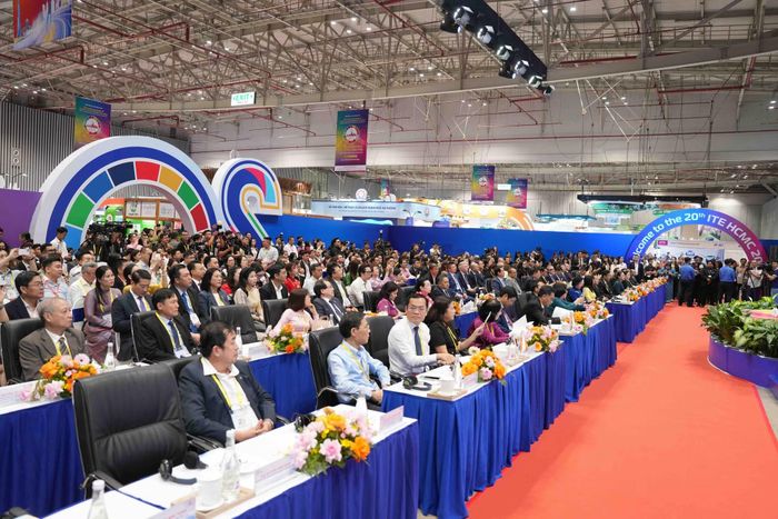 Các đồng chí lãnh đạo và đại biểu dự Lễ khai mạc.