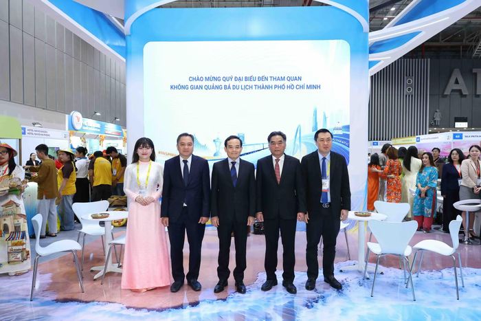 Đồng chí Trần Lưu Quang, Uỷ viên Bộ Chính trị, Bí thư Thành uỷ TP Hồ Chí Minh và đồng chí Nguyễn Lộc Hà, Phó Chủ tịch UBND TP Hồ Chí Minh cùng Giám đốc Sở Du lịch, Trung tâm Xúc tiến du lịch TP Hồ Chí Minh chụp ảnh lưu niệm tại gian hàng của Thành phố.
