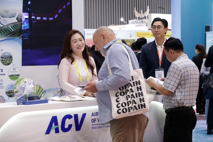 Khách quốc tế tìm hiểu thông tin về du lịch tại hội chợ.