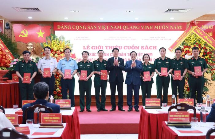 Nguyên Chủ tịch nước Lương Cường và nguyên Thủ tướng Phạm Minh Chính tặng sách các đại biểu dự buổi lễ.