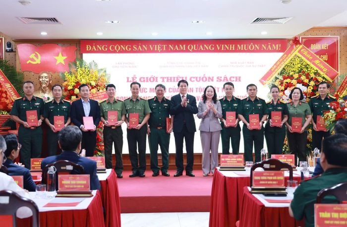 Nguyên Chủ tịch nước Lương Cường và Phó Chủ tịch nước Võ Thị Ánh Xuân tặng sách các đại biểu dự lễ giới thiệu sách.