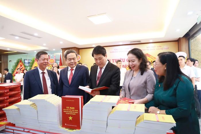 Chủ tịch Quốc hội Trần Thanh Mẫn, nguyên Chủ tịch nước Lương Cường, Phó Chủ tịch nước Võ Thị Ánh Xuân cùng các đại biểu tham quan trưng bày sách.