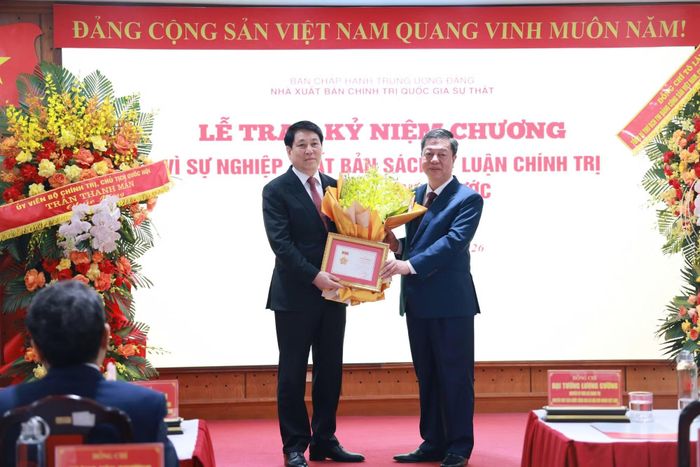 Giám đốc - Tổng Biên tập Nhà xuất bản Chính trị quốc gia Sự thật trao Kỷ niệm chương “Vì sự nghiệp xuất bản sách lý luận, chính trị của Đảng và Nhà nước” tặng nguyên Chủ tịch nước Lương Cường.