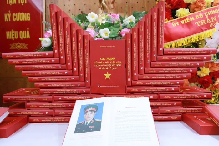 Cuốn sách “Sức mạnh của dân tộc Việt Nam trong sự nghiệp xây dựng và bảo vệ Tổ quốc” của Đại tướng Lương Cường, nguyên Ủy viên Bộ Chính trị, nguyên Chủ tịch nước.
