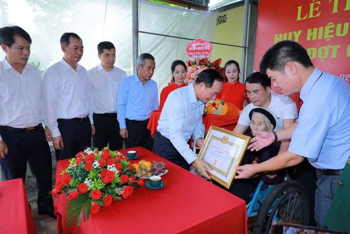 Trưởng Ban Tuyên giáo Trung ương Trịnh Văn Quyết trao Huy hiệu 80 năm tuổi Đảng cho bà Lê Thị Thủy, ở thôn Trung Thôn, xã Thọ Long.
