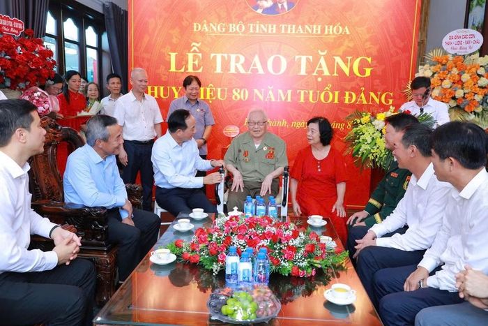 Trưởng Ban Tuyên giáo Trung ương Trịnh Văn Quyết trao Huy hiệu 80 năm tuổi Đảng cho đồng chí Trịnh Khắc Thuần, sinh năm 1927, ở số nhà 11 phố Đỗ Hành, phường Hạc Thành.