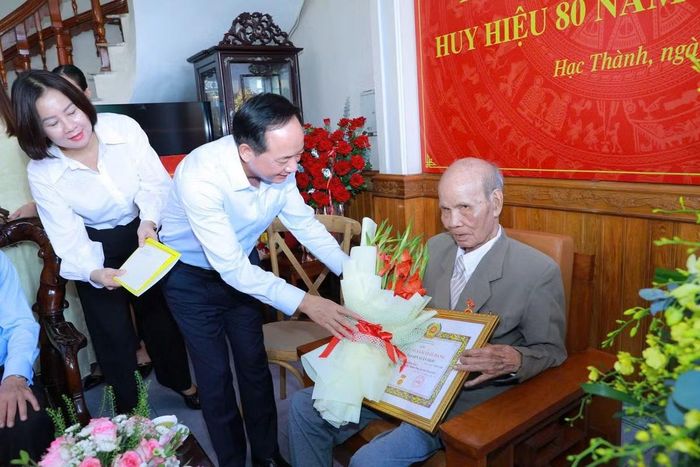 Trưởng Ban Tuyên giáo Trung ương Trịnh Văn Quyết trao Huy hiệu 80 năm tuổi Đảng cho đồng chí Nguyễn Xuân Trớc, sinh năm 1927, ở số nhà 03/319 Lê Thánh Tông, phường Hạc Thành.