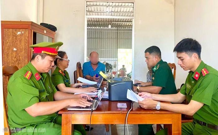 Công an xã Phan Ngọc Hiển phối hợp kiểm tra chất ma túy trong cơ thể đối với thuyền viên trên địa bàn quản lý.