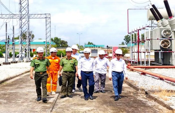 Phòng An ninh kinh tế phối hợp kiểm tra an ninh, an toàn hệ thống lưới điện.