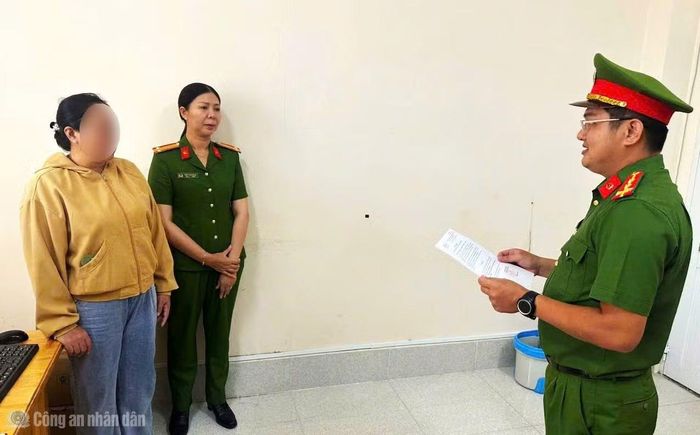 Cơ quan CSĐT tống đạt các quyết định tố tụng đối với bị can Phan Thanh Thúy (ngụ xã Tân Ân).