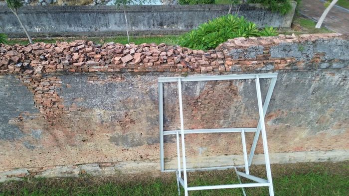 Hiện có 12 vị trí tường Hoàng Thành Huế xuống cấp và được chống đỡ bằng khung thép.