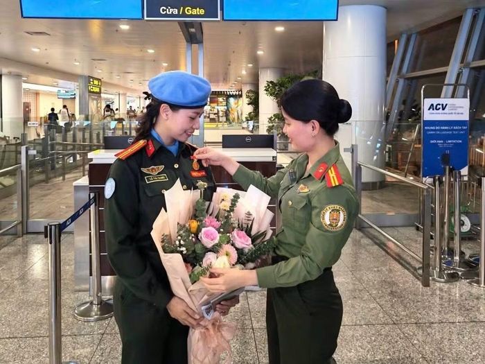 Thiếu tá Lê Thu Trang chia tay đồng nghiệp lên đường thực hiện nhiệm vụ quốc tế.