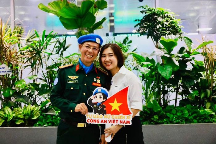 Thượng tá Đinh Ngọc Lộc và vợ trước lúc lên đường đi Nam Sudan.