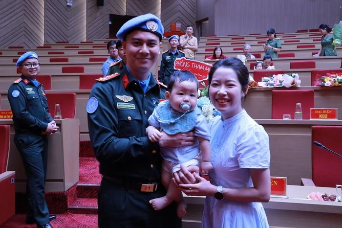 Chị Phạm Thị Huyền Trang, vợ Đại úy Hùng Anh đã đưa con từ Phú Thọ xuống Hà Nội dự buổi lễ và tiễn chồng lên đường.
