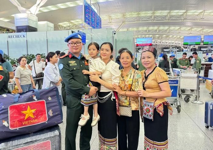 Đại úy Nguyễn Văn Tuấn tạm biệt gia đình trước khi lên đường đến Phái bộ UNMISS, Cộng hoà Nam Sudan.