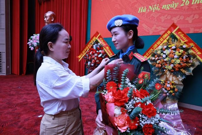 Cô Hoàng Thị Vân Hạnh luôn ủng hộ và động viên con gái Hoàng Thị Linh Chi đi GGHB LHQ.