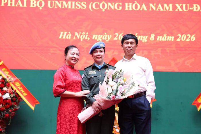 Trung tá Đoàn Thị Thanh Nga, Tổ trưởng Tổ công tác số 9 cùng ba mẹ tại Lễ công bố quyết định cử 9 sĩ quan Công an thuộc Tổ công tác số 9 đi thực hiện nhiệm vụ GGHB LHQ tại Nam Sudan.