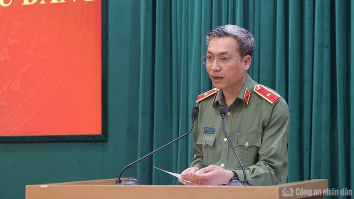 Thiếu tướng Nguyễn Quốc Toản, Chánh Văn phòng Bộ Công an công bố Quyết định tặng Huy hiệu 35 năm tuổi Đảng đối với đảng viên Lê Quốc Hùng.