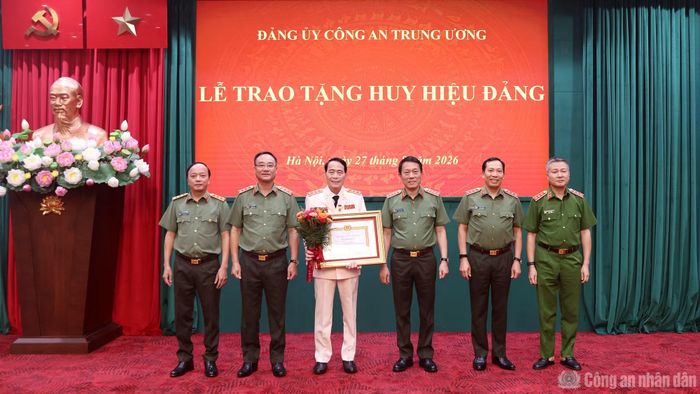 Các đồng chí trong Đảng ủy Công an Trung ương, lãnh đạo Bộ Công an tặng hoa chúc mừng Thứ trưởng Lê Quốc Hùng.