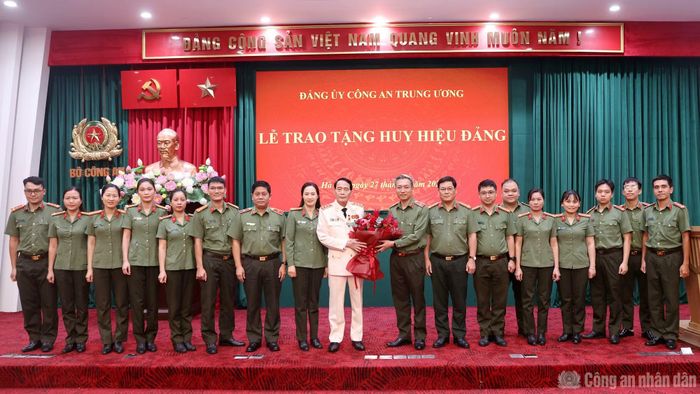 Lãnh đạo Văn phòng Bộ Công an và Phòng Hành chính, Văn phòng Bộ Công an - chi bộ nơi Thứ trưởng Lê Quốc Hùng sinh hoạt Đảng tặng hoa chúc mừng đồng chí Thứ trưởng.