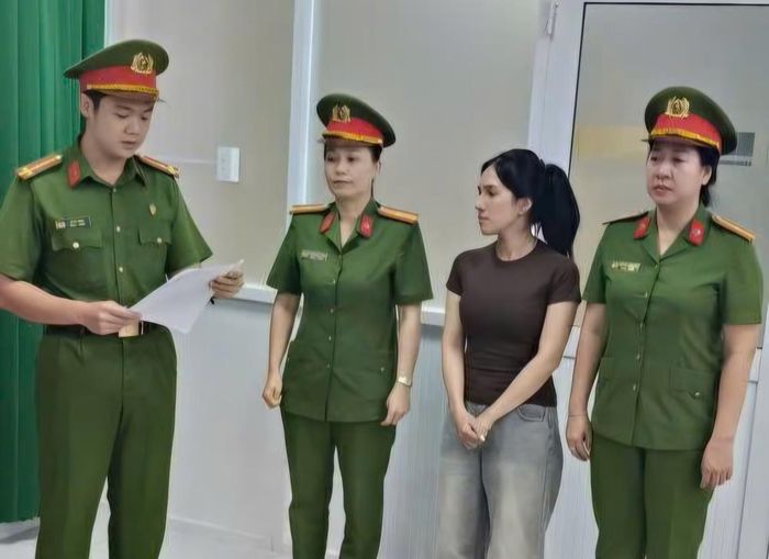 Khởi tố bị can đối với đôi vợ chồng Lê Ngọc Hiển và Phan Thị Thanh Vy về tội “Buôn bán hàng giả”.