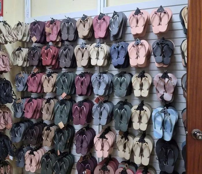 Công an thu giữ hơn 11.000 đôi dép giả mạo nhãn hiệu “Havaianas” .