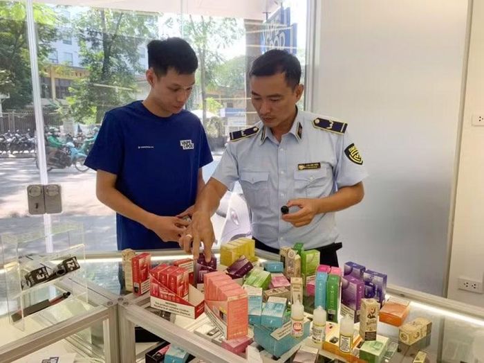 Kiểm tra việc bày bán thuốc lá tại các điểm bán lẻ.