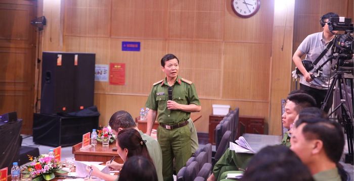 Thượng tá, TS Nguyễn Văn Niên trao đổi với phóng viên báo chí tại tọa đàm về đề xuất giảm hình phạt tử hình của dự thảo Bộ luật Hình sự (sửa đổi).
