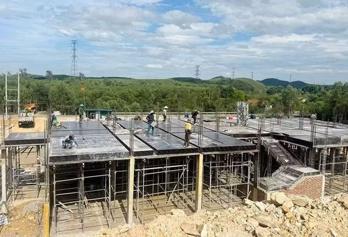 Các đơn vị thi công đang đẩy nhanh tiến độ xây dựng trụ sở Công an xã Kim Ngân, tỉnh Quảng Trị.
