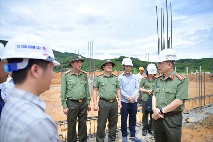Đại tá Vũ Thành Thức, Phó Cục trưởng Cục Quản lý xây dựng và doanh trại Bộ Công an và Đại tá Nguyễn Quốc Quyết, Phó Giám đốc Công an tỉnh Quảng Trị cùng đại diện lãnh đạo các phòng, ban kiểm tra thực tế tại công trình trụ sở Công an xã biên giới tỉnh Quảng Trị.