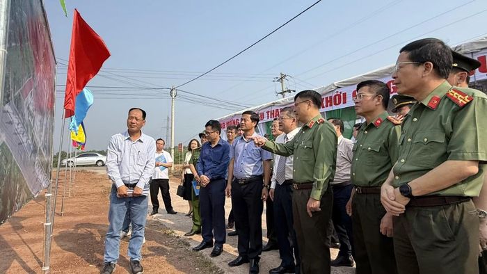 Thiếu tướng Nguyễn Thanh Liêm, Giám đốc Công an tỉnh Quảng Trị cùng đoàn công tác của tỉnh kiểm tra việc thi công xây dựng trụ sở Công an xã biên giới tỉnh Quảng Trị.