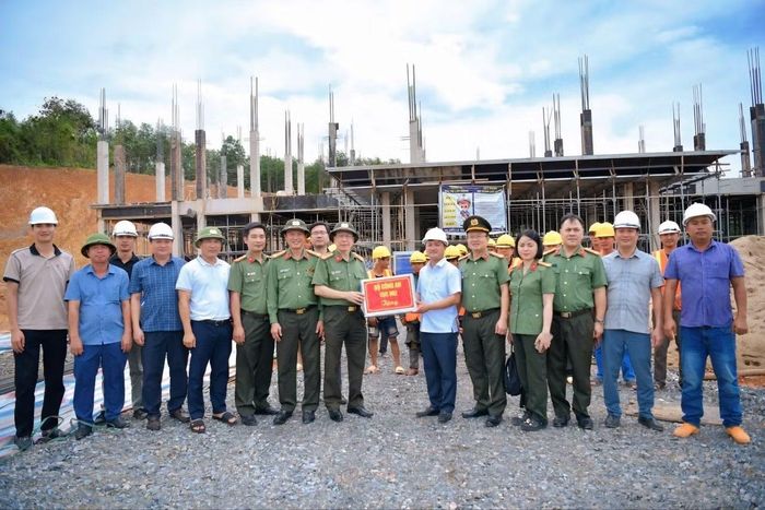 Đại tá Vũ Thành Thức, Phó Cục trưởng Cục Quản lý xây dựng và doanh trại Bộ Công an cùng đoàn công tác động viên, tặng quà đơn vị thi công trụ sở Công an xã biên giới ở tỉnh Quảng Trị.