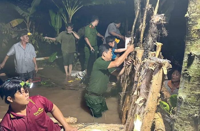 Công an cơ sở khắc phục sự cố do thiên tai, bảo vệ tài sản của người dân.